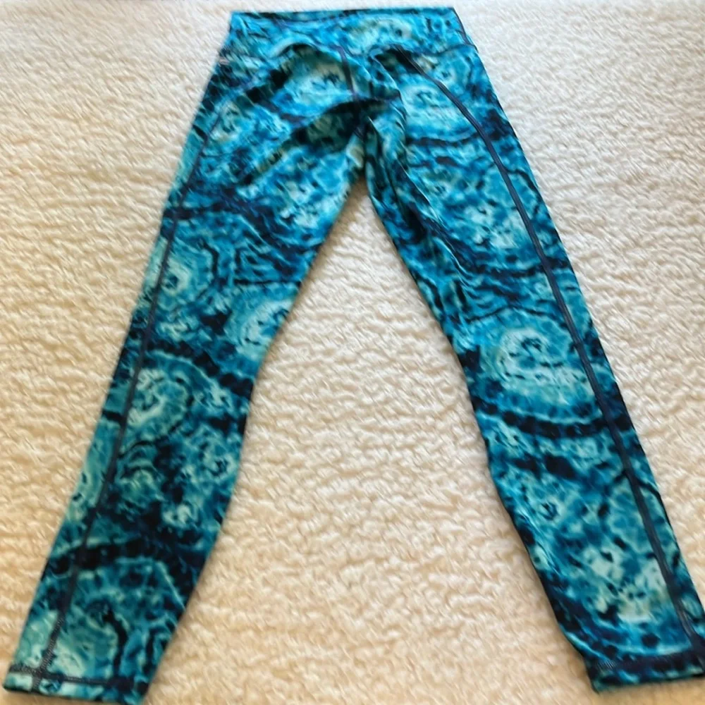 Fabletics blue tie-dyed leggings extra small - Picture 2 of 3